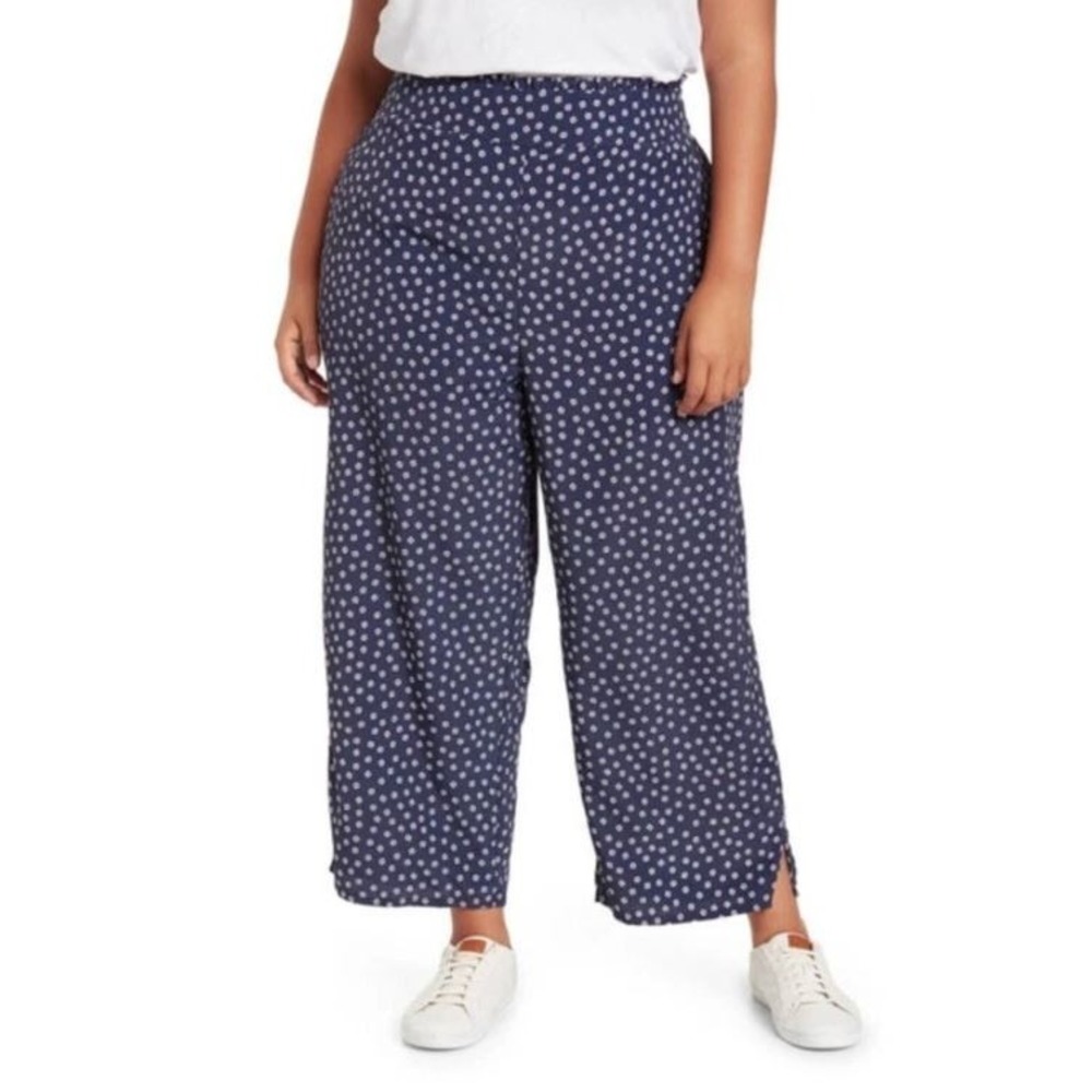 Sanctuary Shelly Daisy Print Pull-On Cropped Wide Vented Leg Pants in Navy 2X